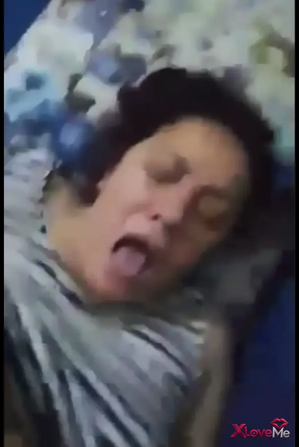 Amatör Porno — Yaşlı kadının güzel amını bağırtarak sikişini bedava izle