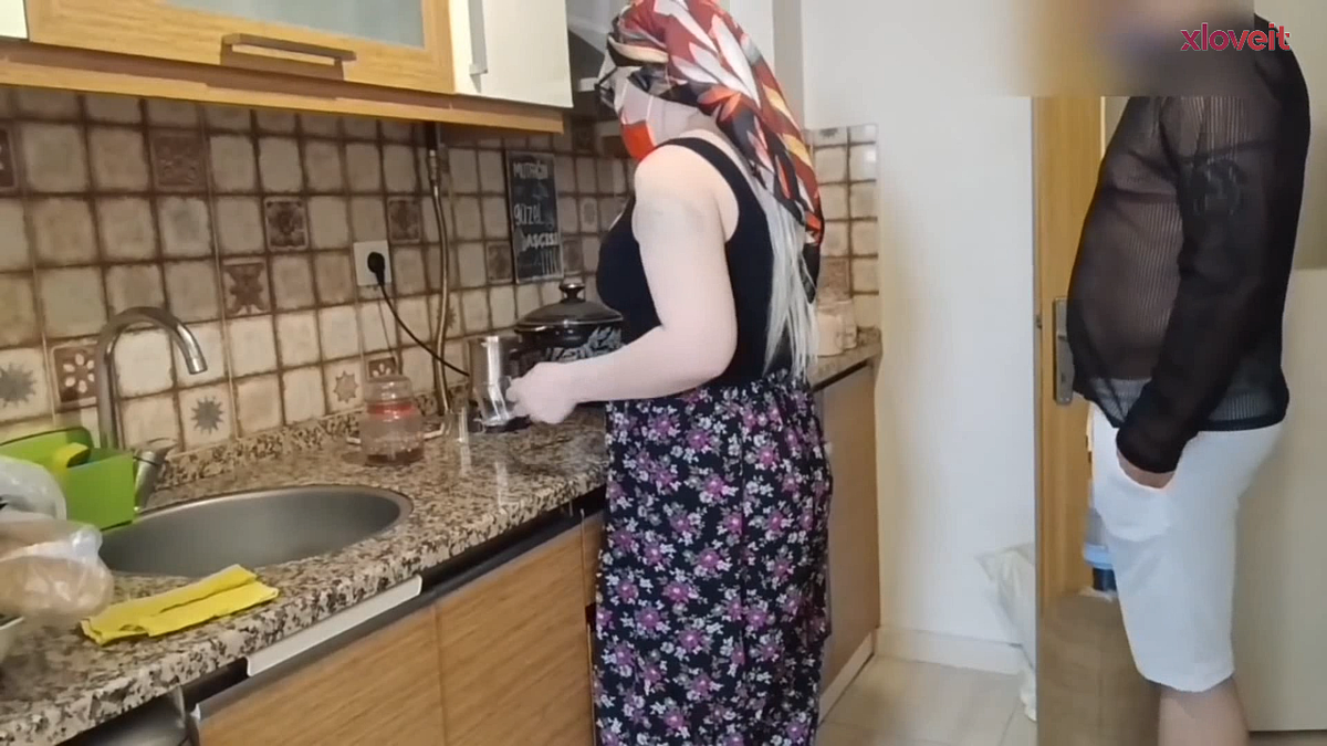 Türbanlı yenge mutfakta kayın biraderine verdi