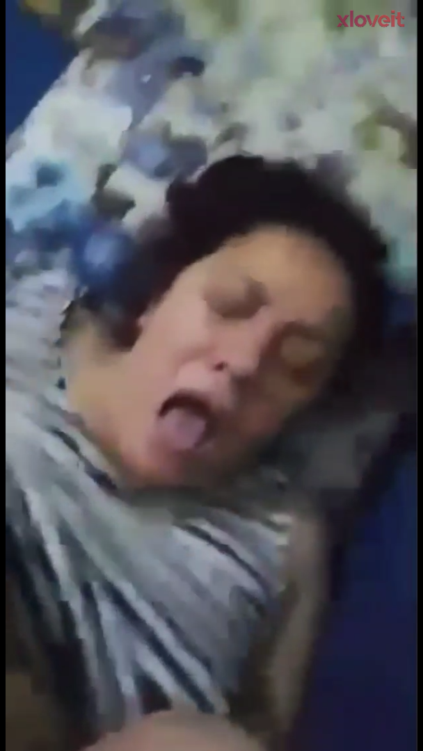 Yaşlı kadının güzel amını bağırtarak sikişini bedava izle